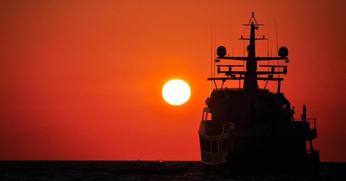 Мигранты захватили спасший их корабль в Средиземном море
