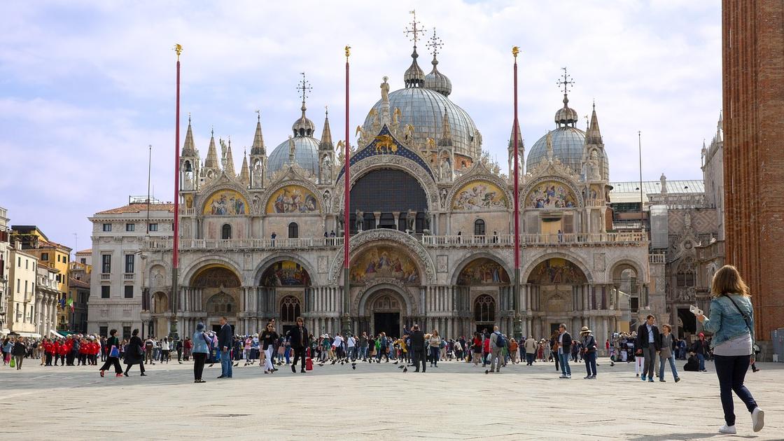 Туристы у собора Сан-Марко в Венеции