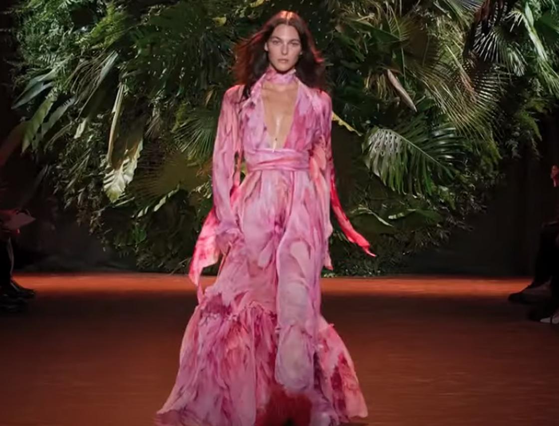 Модель демонстрирует платье в стиле бохо розового цвета от Roberto Cavalli