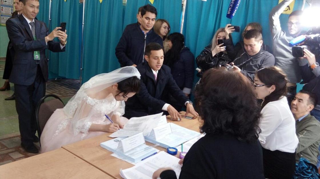 Влюбленная пара заключила брак на избирательном участке в Нур-Султане (фото)