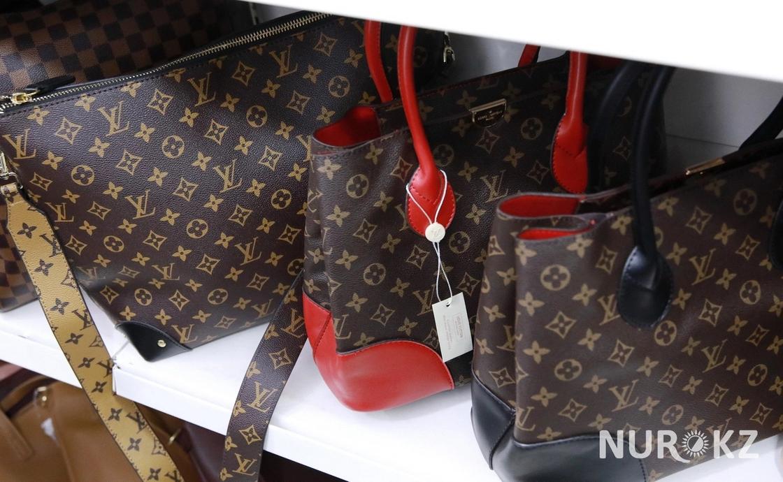 Сумки "Louis Vuitton" и "Chanel" изъяли в Алматы