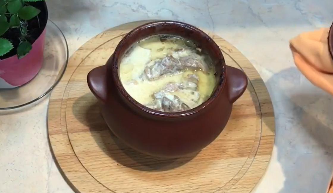 Говядина в горшочках в сметанном соусе на дощечке