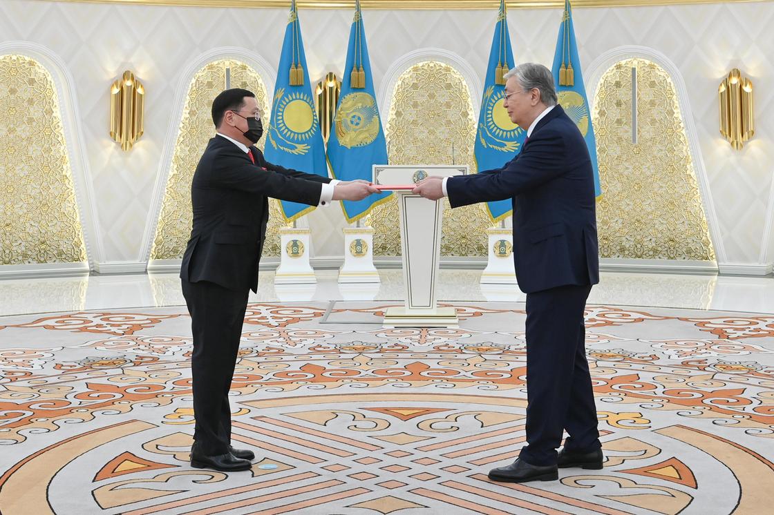 Касым-Жомарт Токаев и посол Монголии Дорж Баярхуу