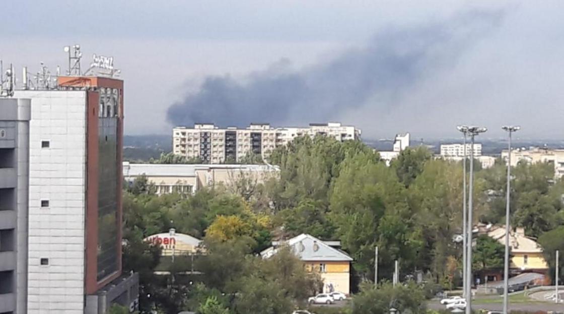 Склад загорелся на барахолке в Алматы