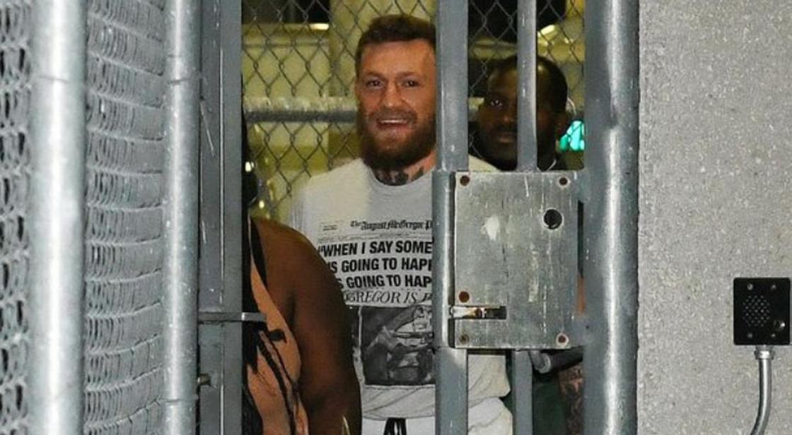 Макгрегора выпустили под залог в 12,5 тыс долларов после нападения на фаната Макгрегора выпустили под залог в 12,5 тыс долларов после нападения на фаната