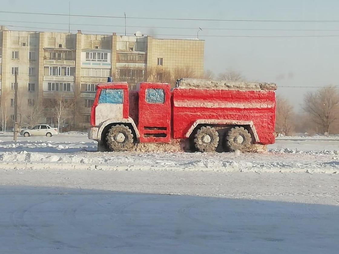 6-метровую пожарную машину из снега слепили в Караганде