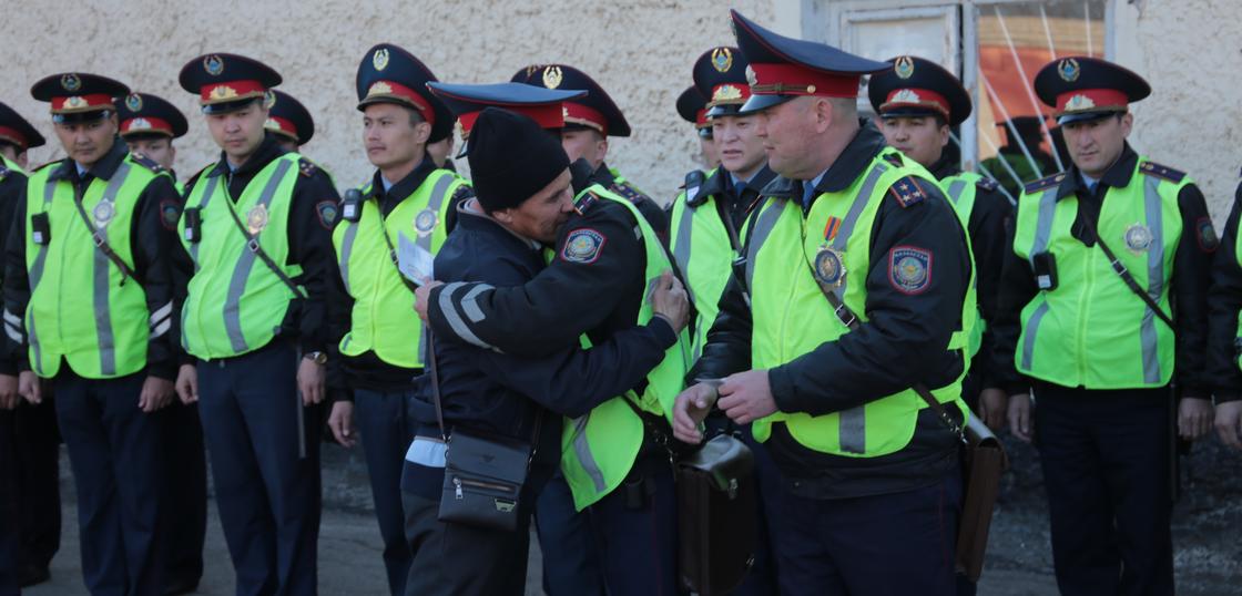 Двух полицейских Нур-Султана наградили медалью «за спасение утопающих»