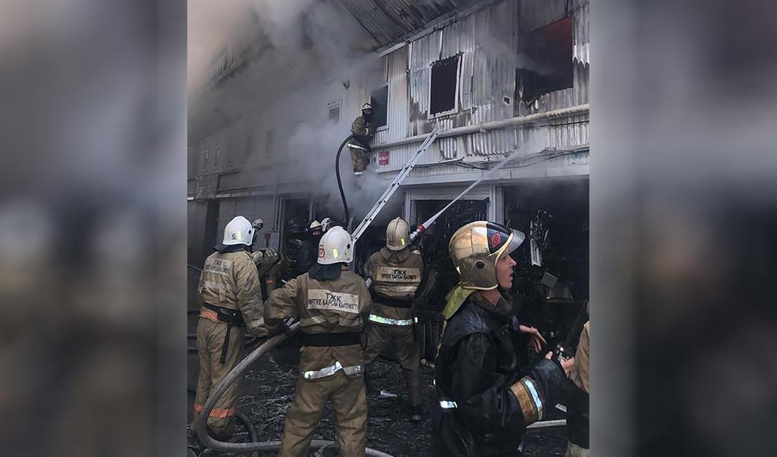 Пожарные тушат возгорание на рынке в Алматы