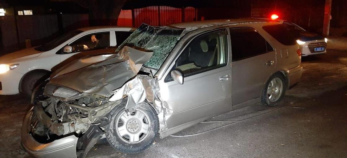 Металлическая конструкция раздавила автомобиль с пассажирами в Алматы