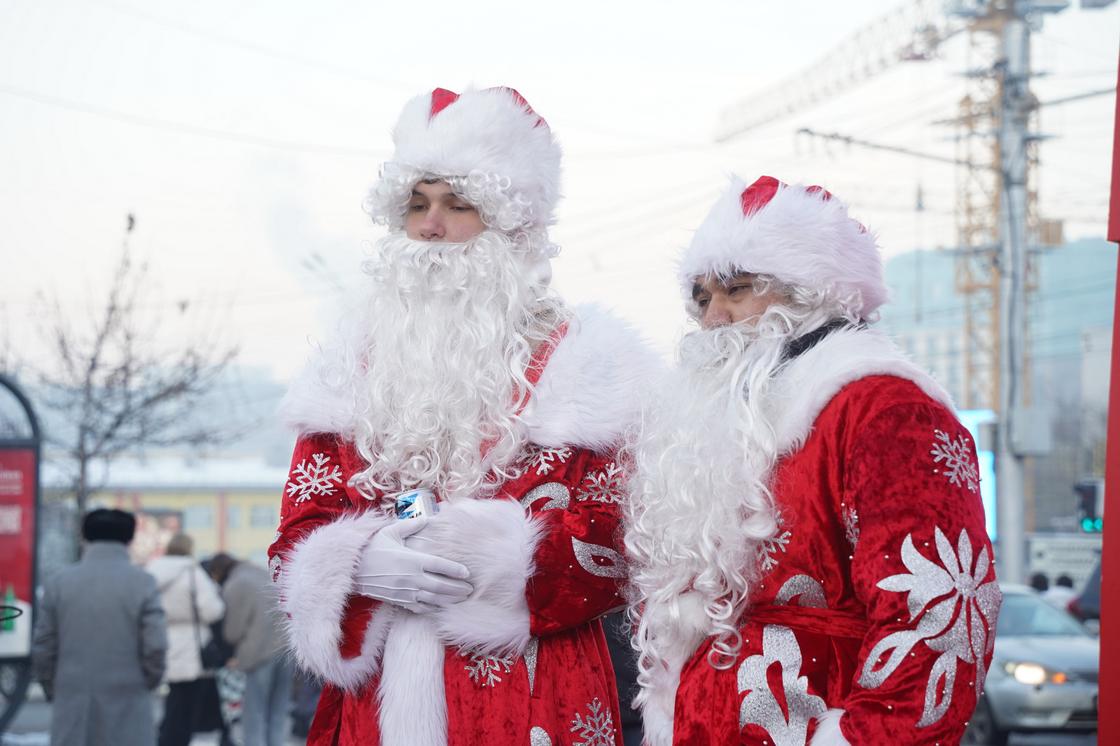 Мужчины в костюмах Деда Мороза