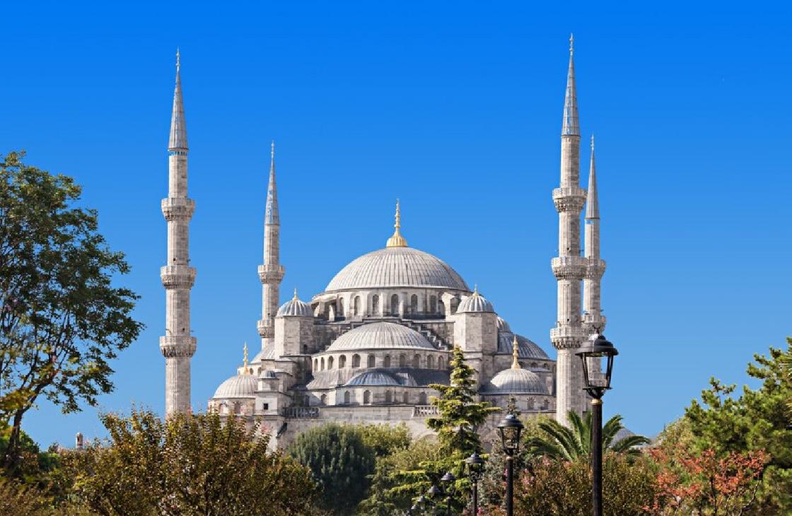 Величественная Голубая мечеть с минаретами в Стамбуле