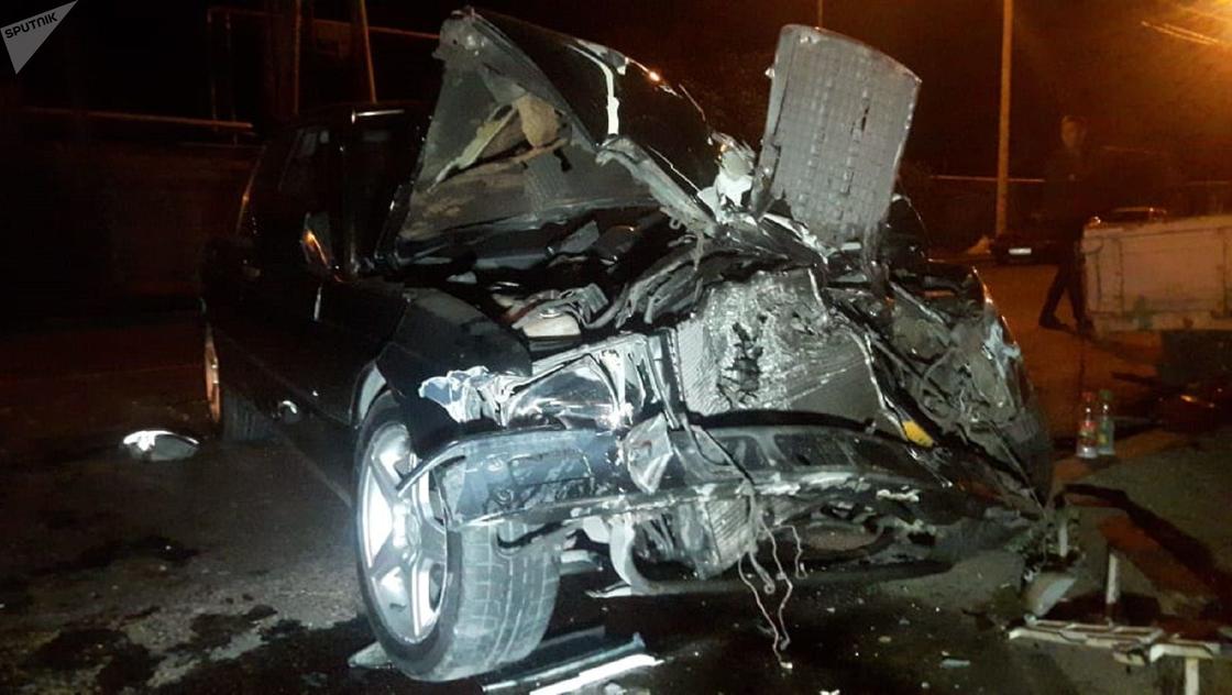Манипулятор ударил авто и снес забор в Алматы (фото) Манипулятор ударил авто и снес забор в Алматы (фото)