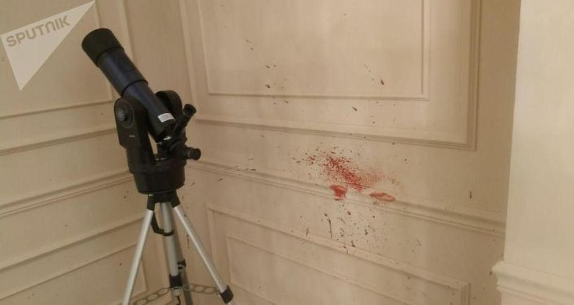 Следы крови видны на фото из дома Атамбаева, где была стрельба