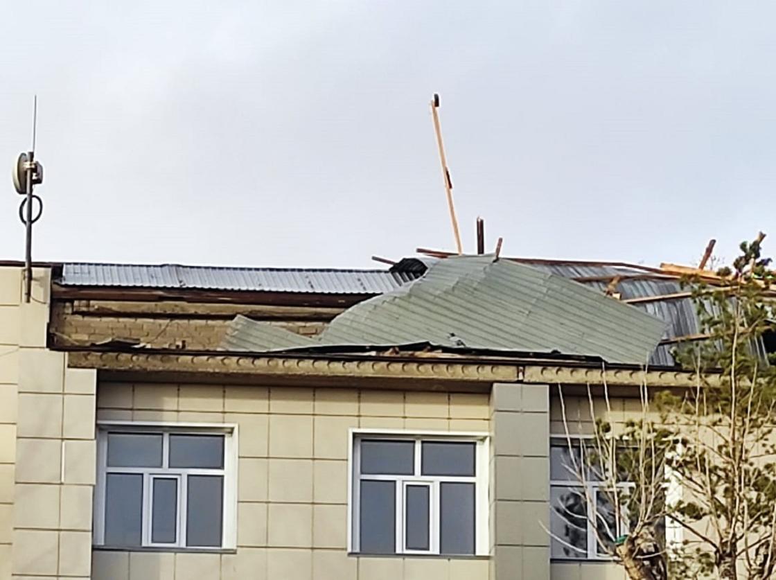 Крышу колледжа сдуло ветром в Павлодаре