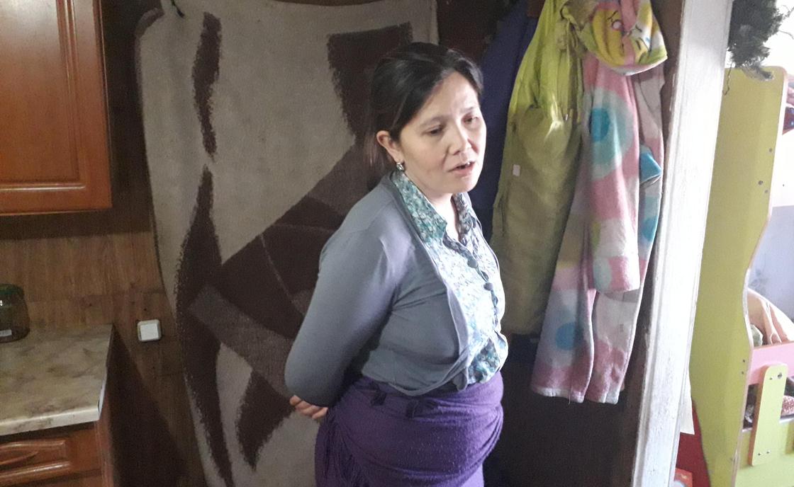 «Не знаю, как переживем зиму»: Мать-одиночка с детьми оказалась на грани нищеты в Алматы
