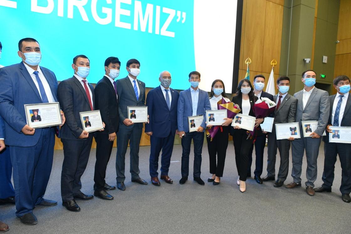 Туркестанская молодежь награждена благодарственными письмами Елбасы