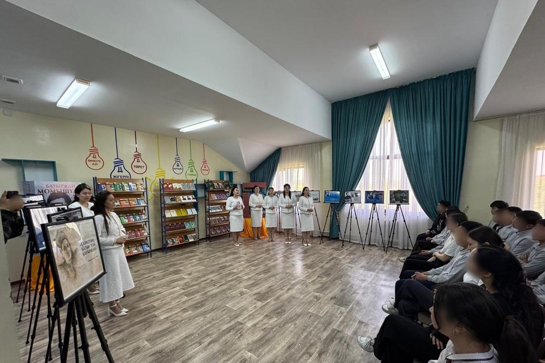 В школе-лицее "Келешек-Тараз" прошла передвижная книжная выставка "Тау тұлға, дара тұлға - Бауыржан" В школе-лицее "Келешек-Тараз" прошла передвижная книжная выставка "Тау тұлға, дара тұлға - Бауыржан"