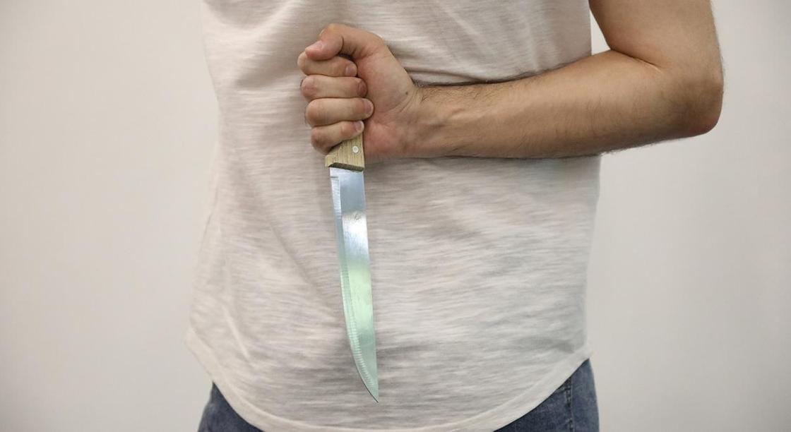 Мужчина размахивал ножом, угрожая прохожим в Нур-Султане