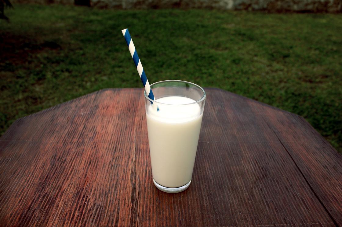 Стакан молока с трубочкой