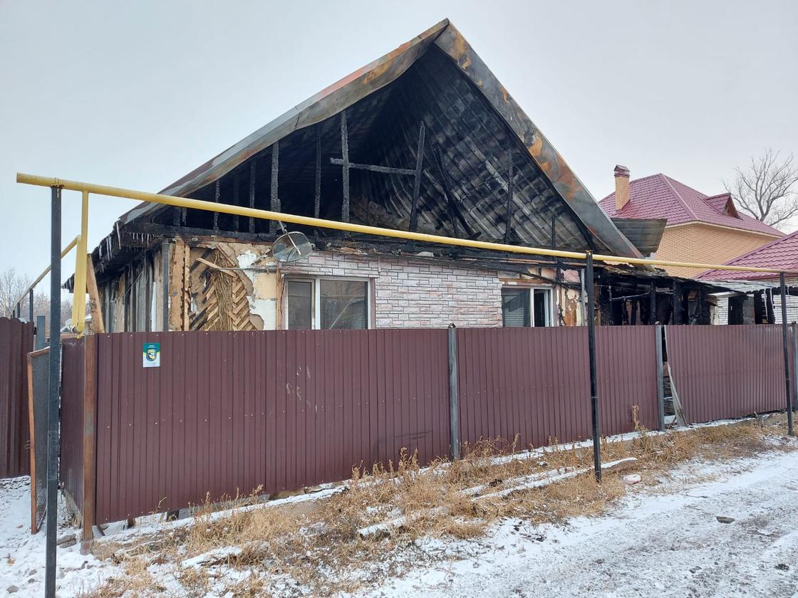 Сгоревший дом в Уральске
