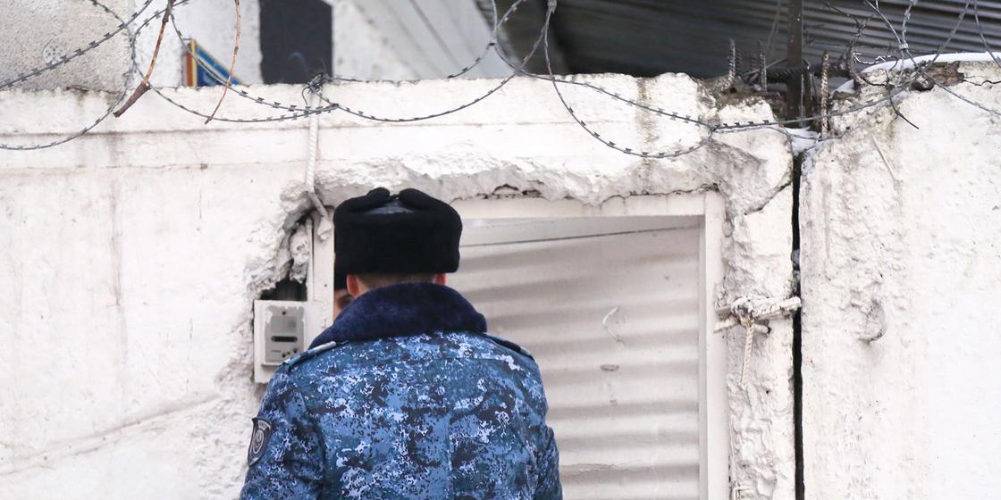 Пятеро сотрудников колонии задержаны после видео с пытками в Алматинской области