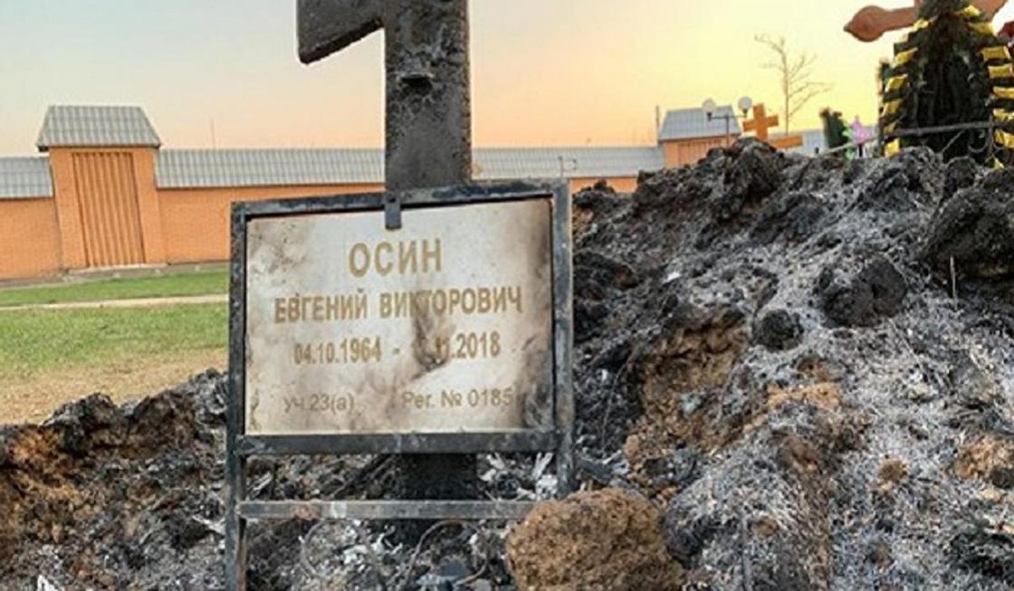 "Нехорошие, может даже сумасшедшие" люди сожгли дотла могилу Евгения Осина