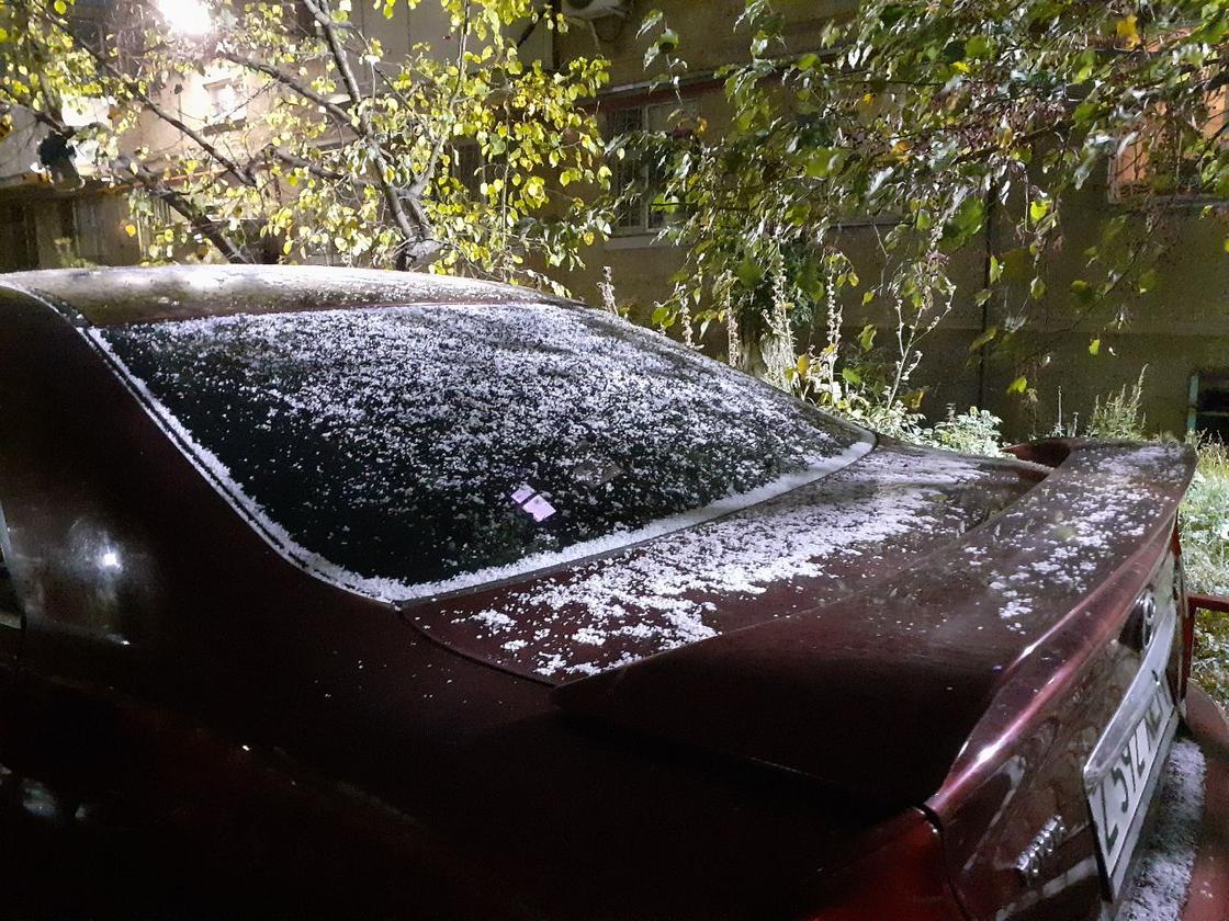 Автомобиль усыпало снегом