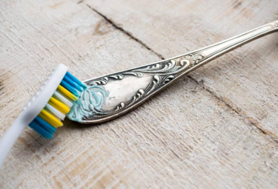 Мельхиоровые приборы чистят зубной пастой