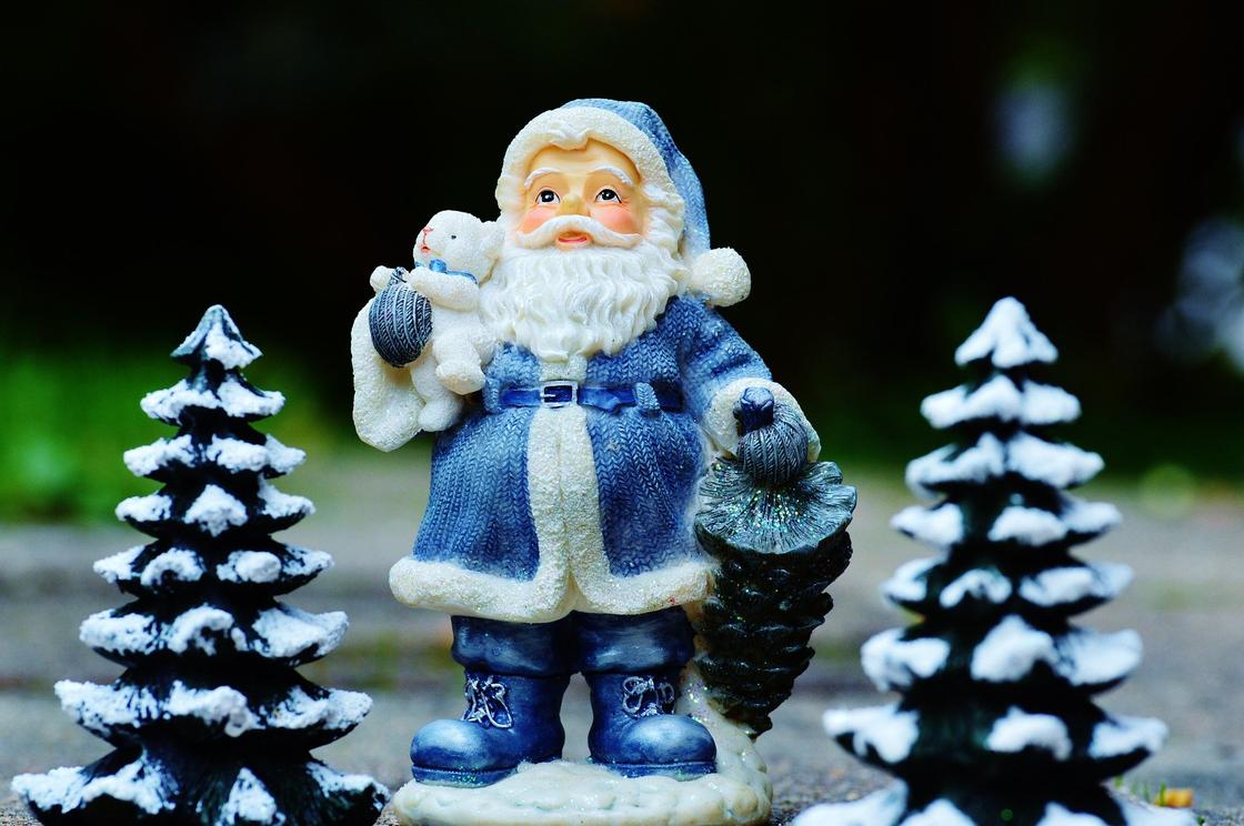 фигурка Деда Мороза с елками