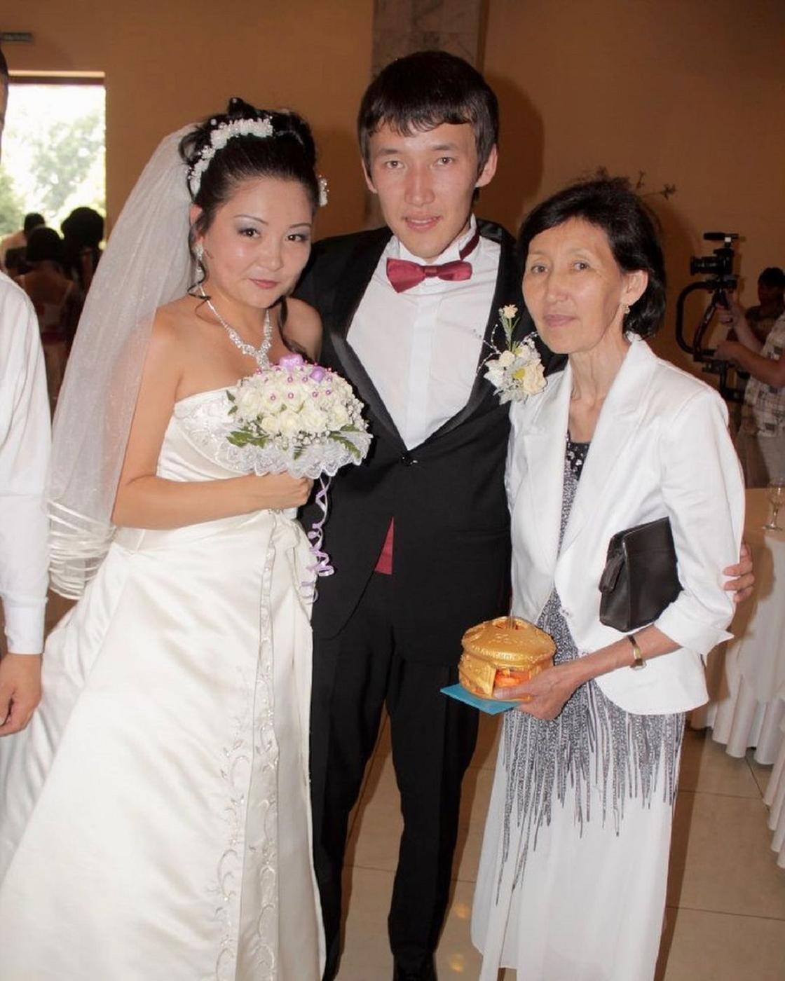 Серикжан Тлеулесов с супругой и мамой