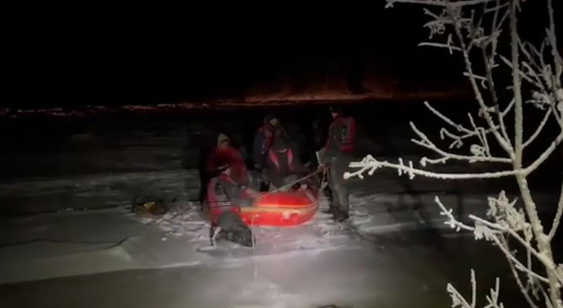 Спасатели ночью тянут лодку