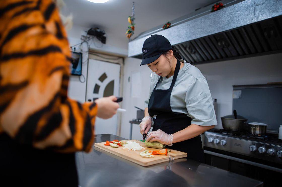 «Это дверь в новую жизнь»: участница программы «Еңбек» о бесплатных курсах повара