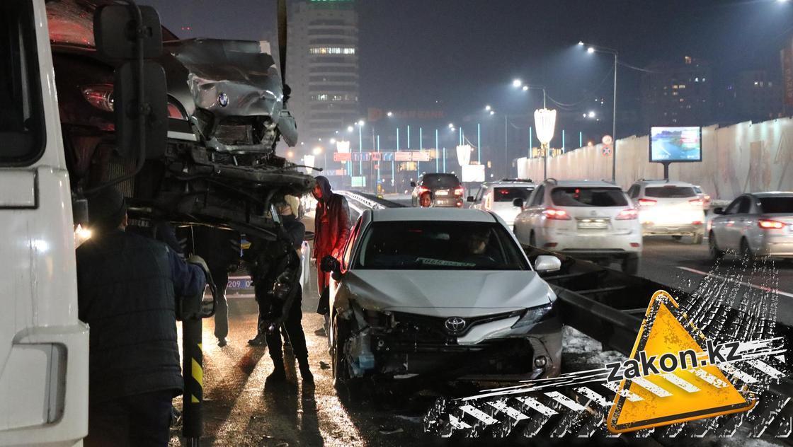 Массовое ДТП с участием шести авто произошло на Аль-Фараби в Алматы (фото)