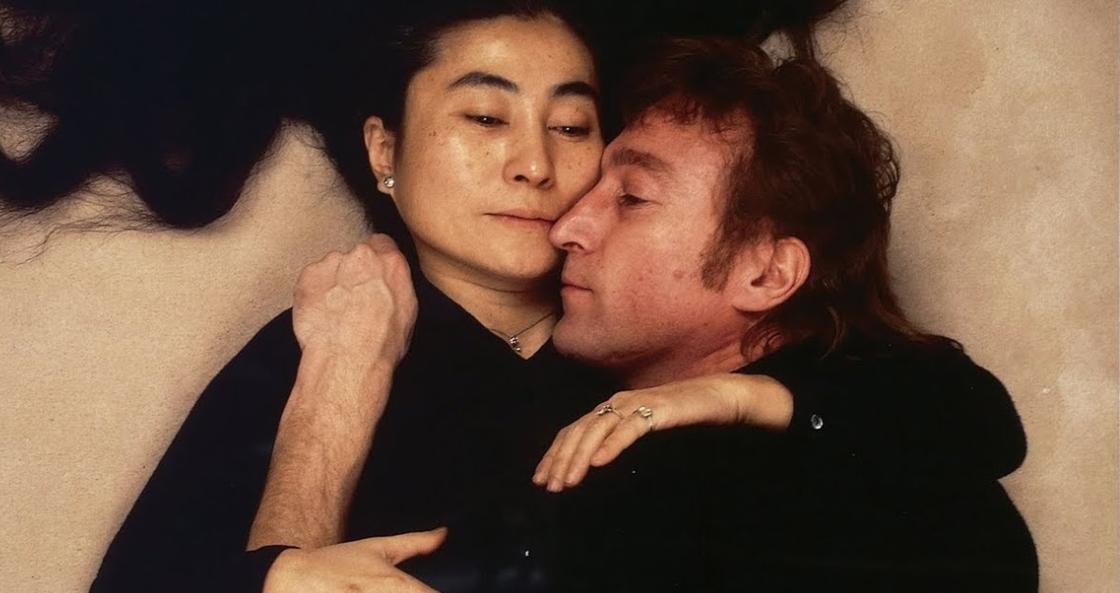 Джон Леннон и Йоко Оно позируют для фото: YouTube / Agenda Play. духовной с...