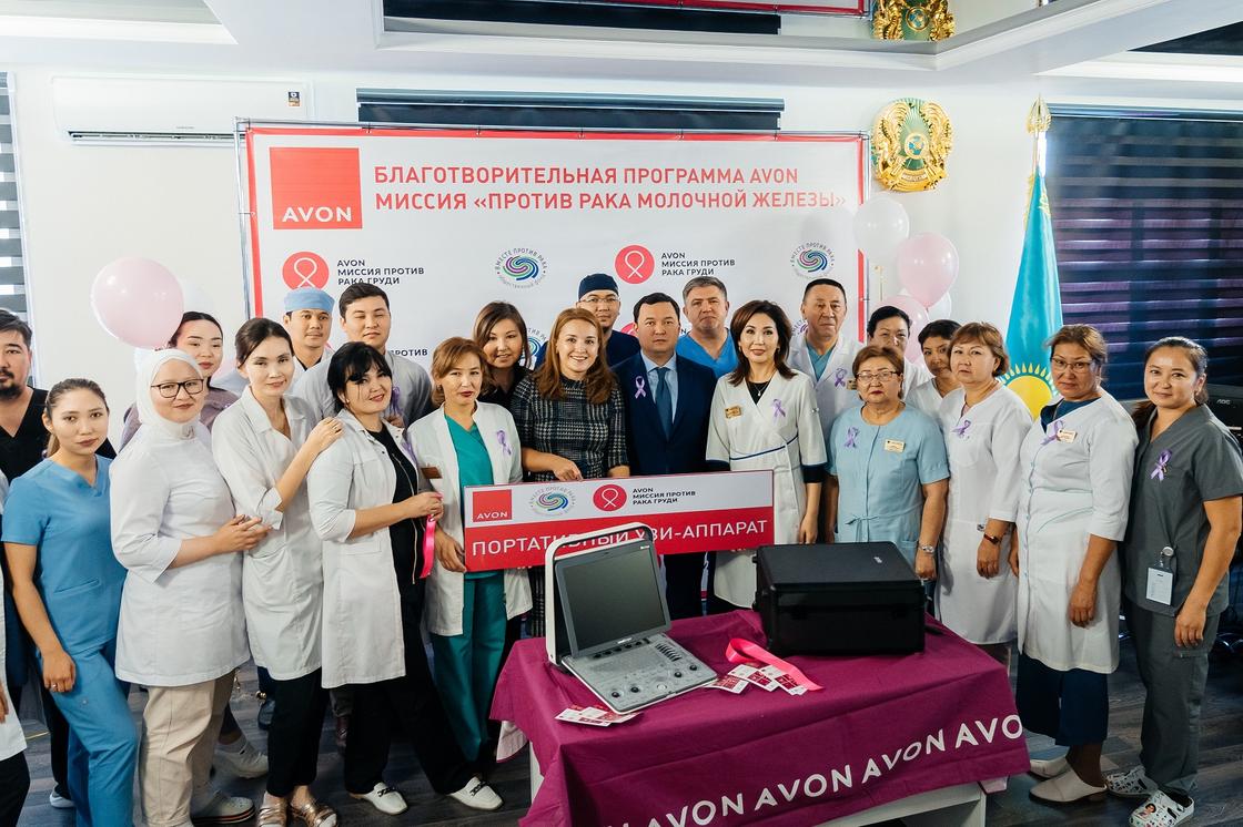 Avon пожертвовала портативный узи-аппарат в Атырауский онкологический центр