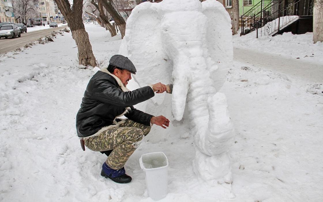 Житель Уральска создал «снежный зоопарк»