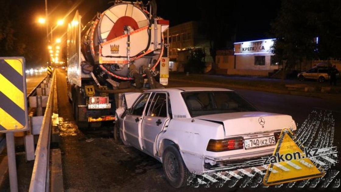 3 человека пострадали: Mercedes врезался в автоцистерну в Алматы (фото)