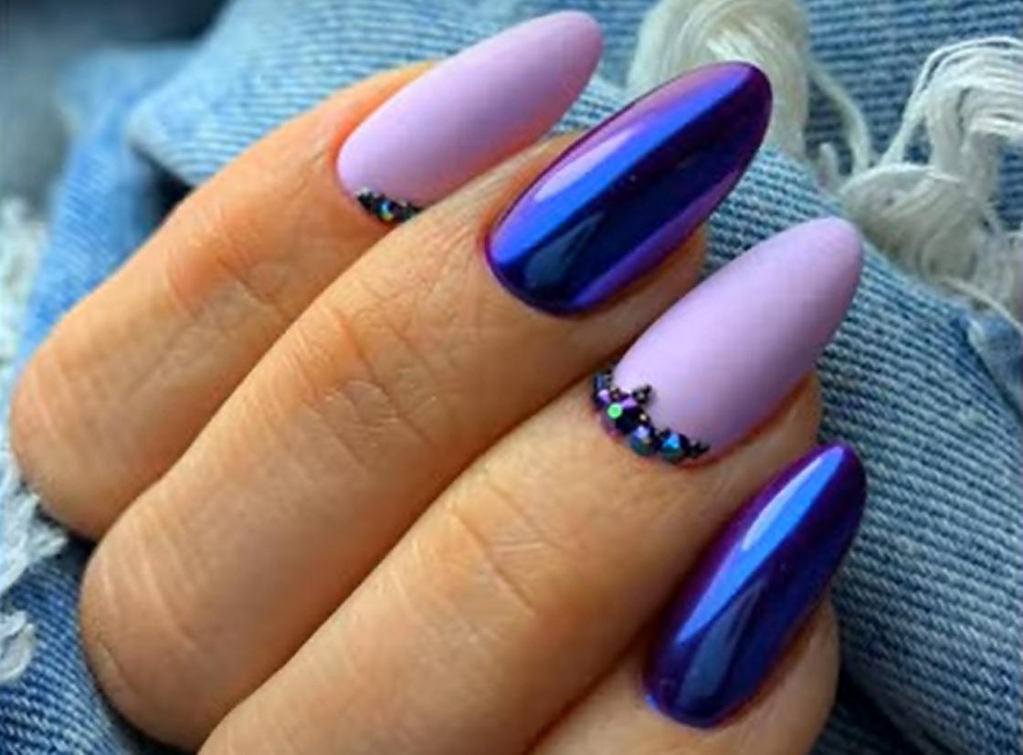 Длинные овальные ногти, украшенные маникюром в сине-лиловых тонах с матовым топом и зеркальной втиркой