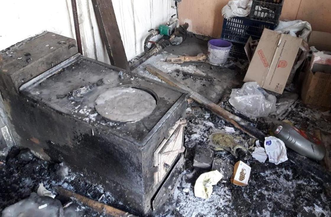 Семья с тремя детьми осталась без дома после пожара в Павлодарской области