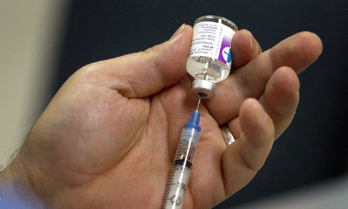 Коронавирус в мире: в Оксфорде начинают клинические испытания вакцины на людях