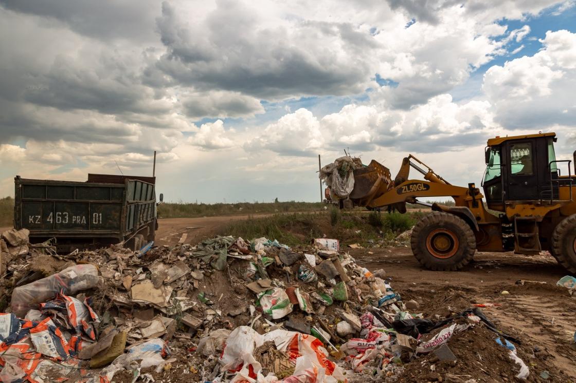 На 36 млн тенге оштрафовали в Нур-Султане за несанкционированный вывоз мусора