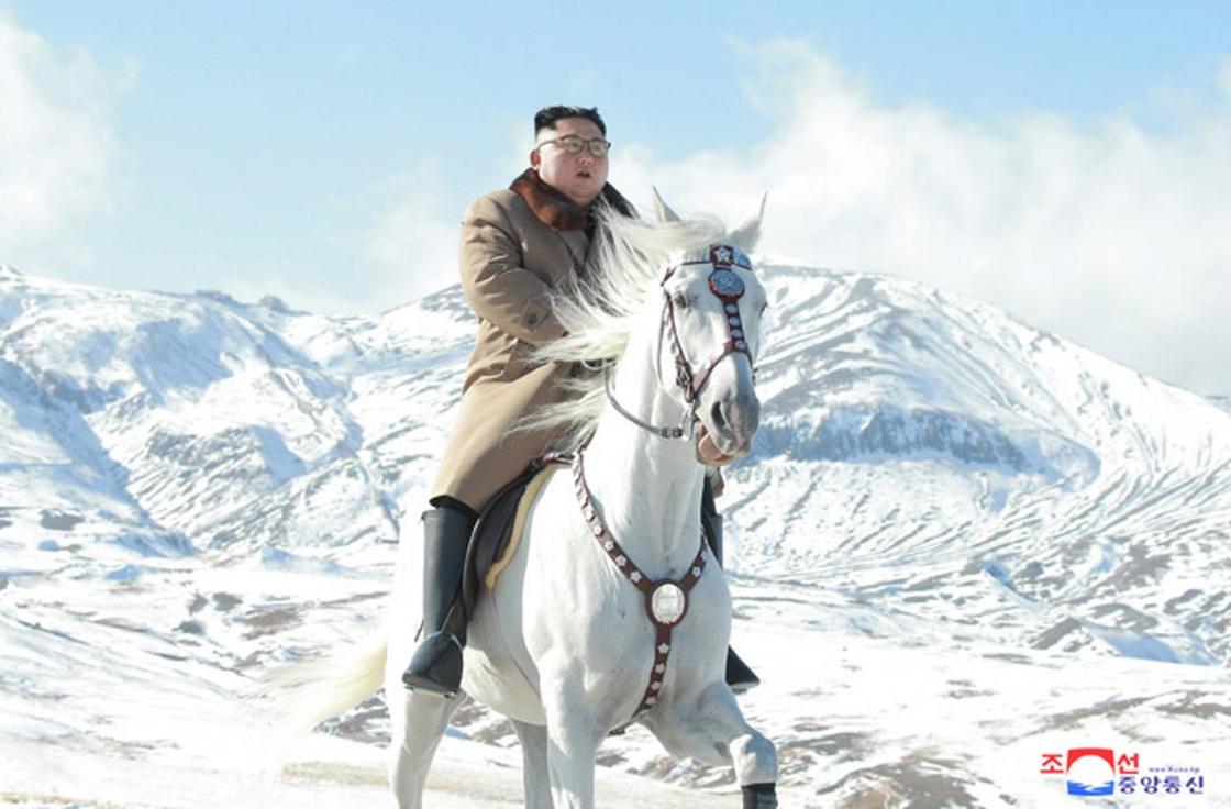 Ким Чен Ын верхом на белом коне поднялся на священную гору