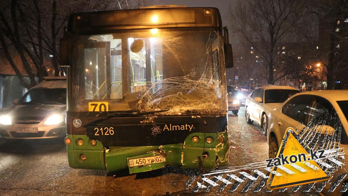Пять автомобилей столкнулись из-за автобуса в Алматы