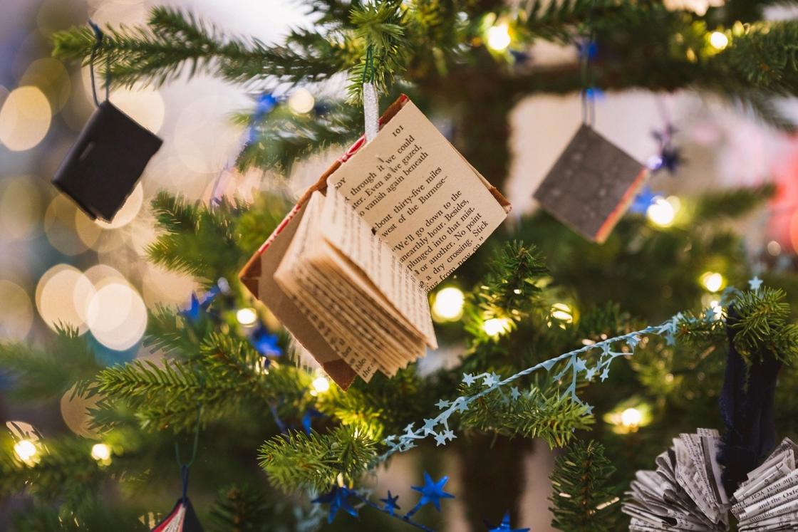 Украшения на елку в виде книжек Украшения на елку в виде книжек