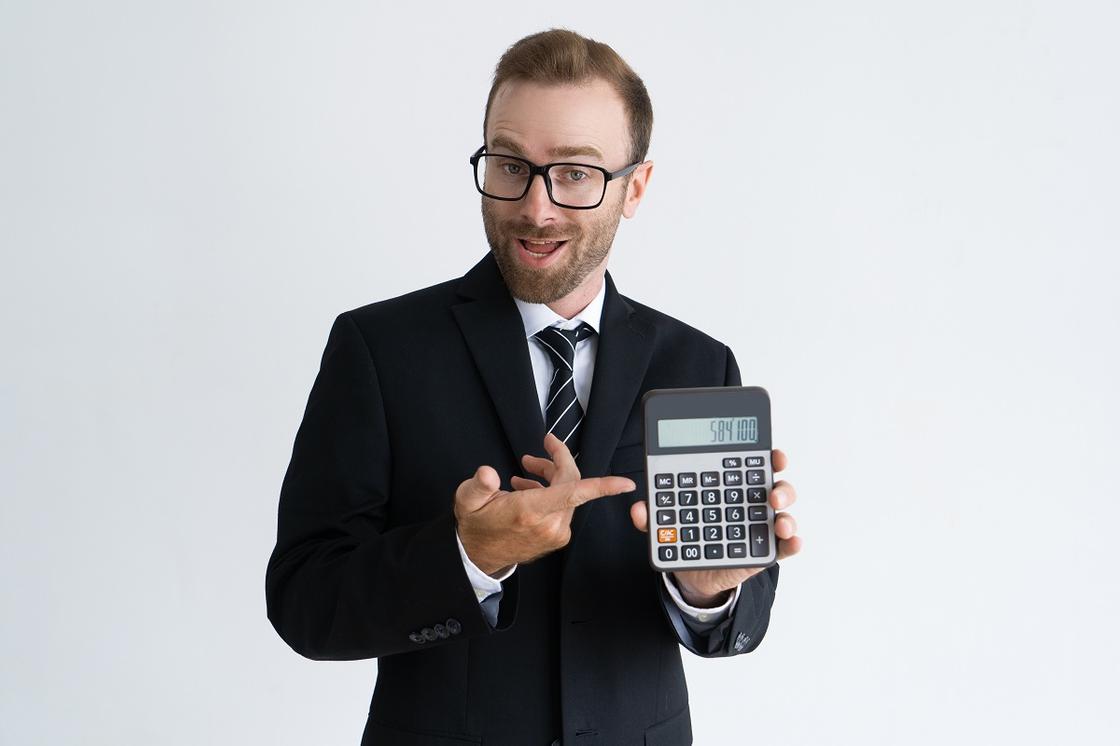 Мужчина держит калькулятор
