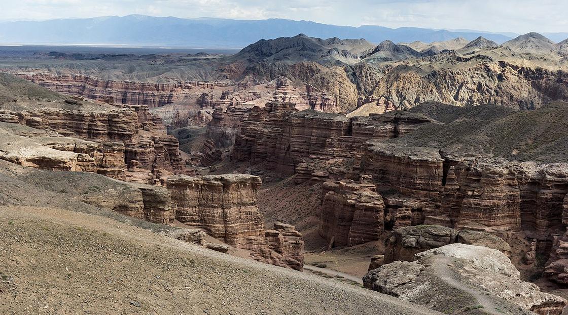 Плоские скалы в каньоне