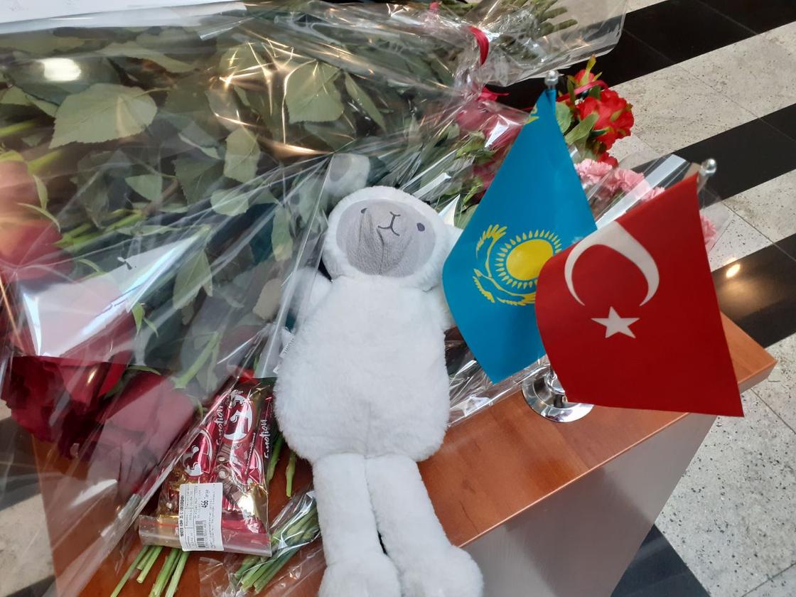 Цветы и игрушки в посольстве Турции в РК