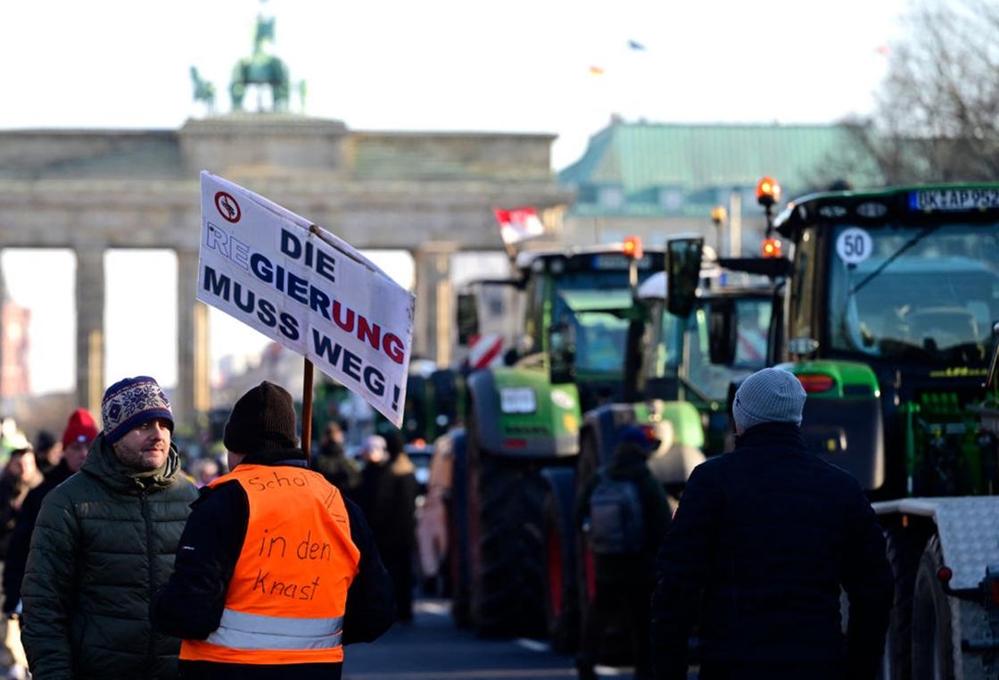 Тракторы около Бранденбургских ворот в Берлине