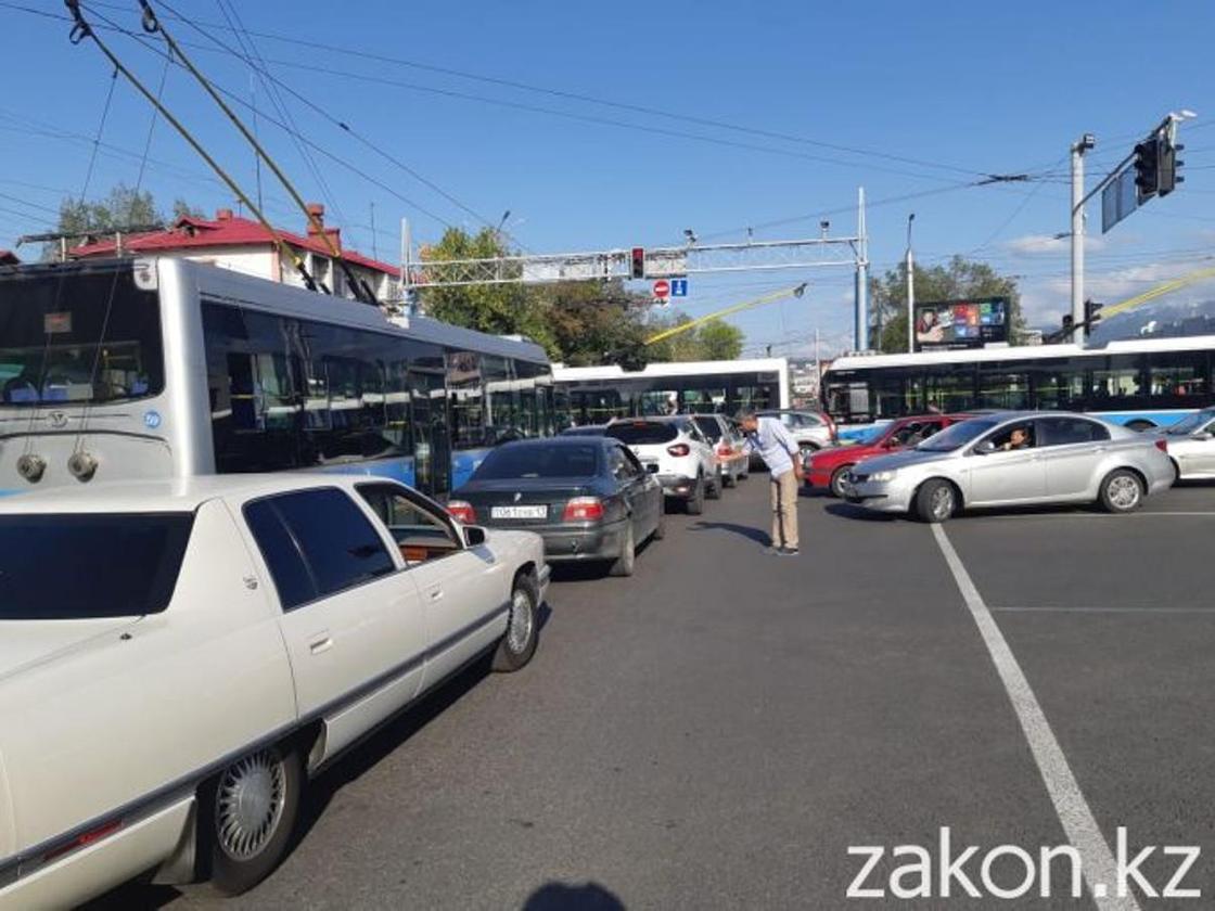 Транспортный коллапс на улице Тимирязева в Алматы Транспортный коллапс на улице Тимирязева в Алматы