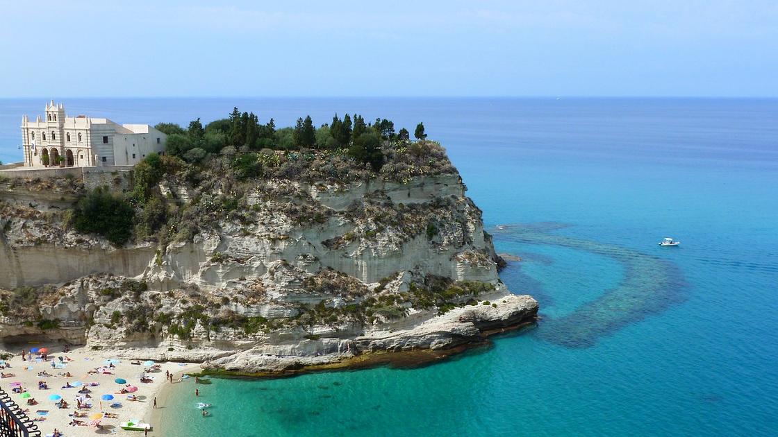 Вид на пляж с белым песком и лазурное море в Тропее